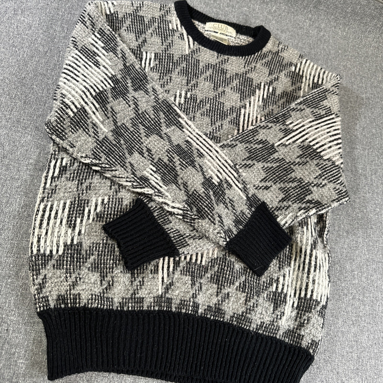 Vintage Club International Mens Pattern Knit Sweater Size M Black Gray